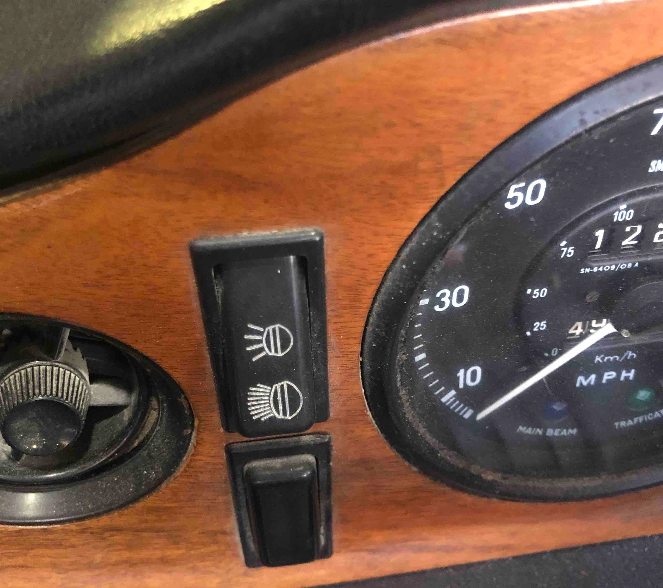 Headlight switch installed in the dashboard
